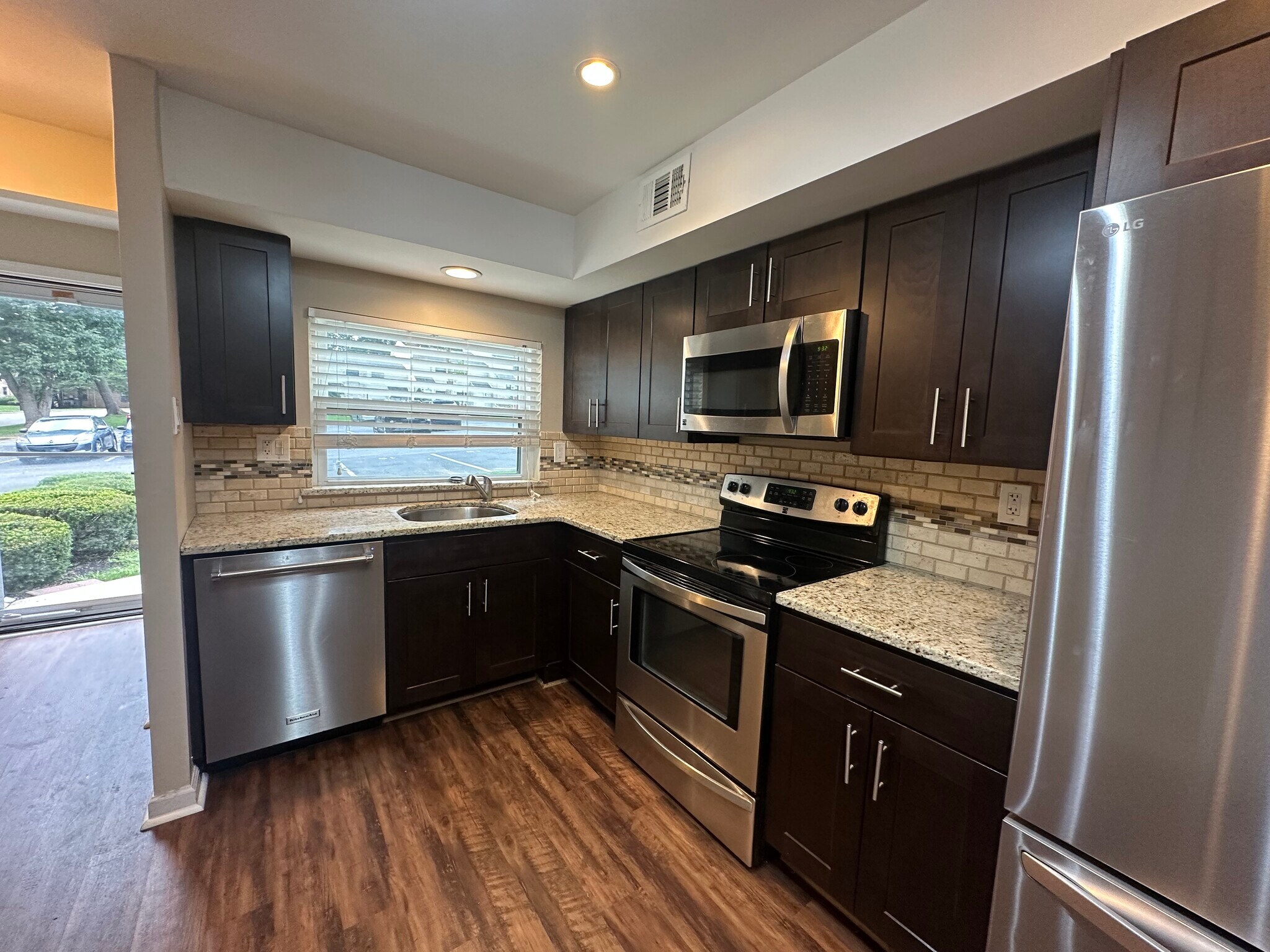 Kitchen - 2003 Valley Dr