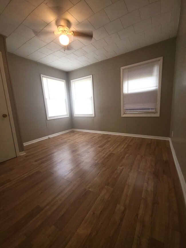 Building Photo - Charming 2/1 Cottage