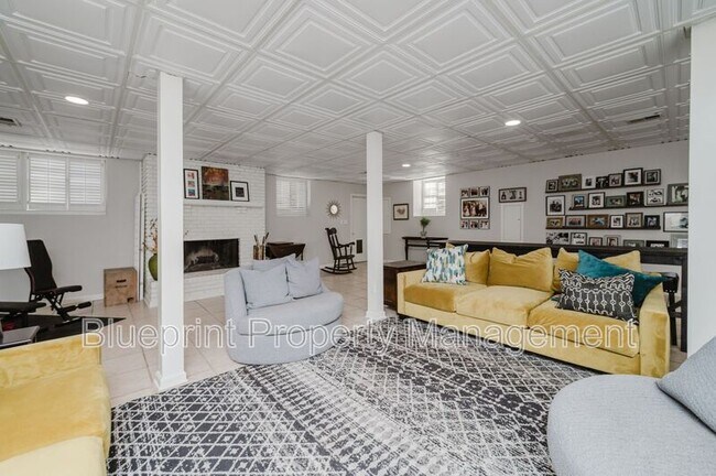 Building Photo - 5012 Wendover Dr