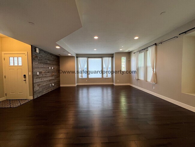 Building Photo - Stunning Townhome in Draper Creekside Comm...