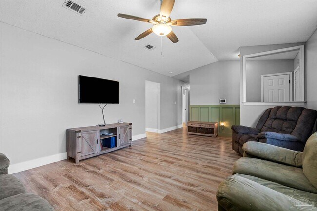 Building Photo - 10663 Silver Creek Dr