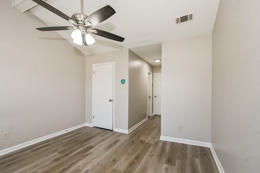 Building Photo - 7786 Hickory Meadow Rd