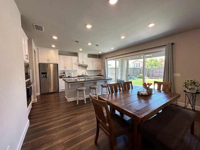 Building Photo - 2720 Chuckwagon Ln
