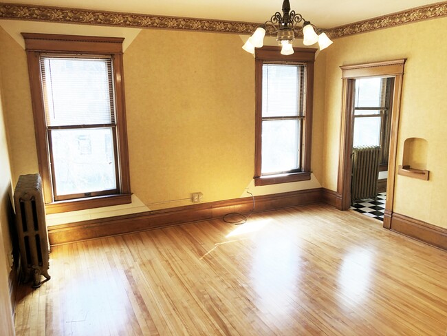 618 Living Room Looking South - 618 S Farwell St