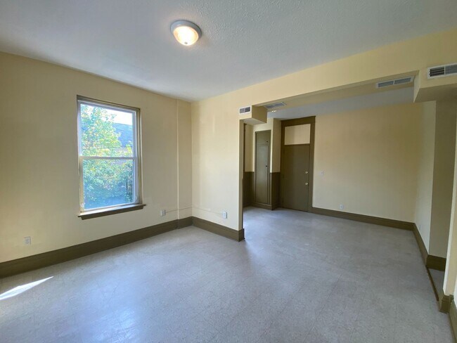 Building Photo - 786 7th St E