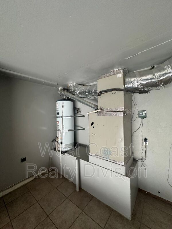 Building Photo - 1847 S Raintree Pl