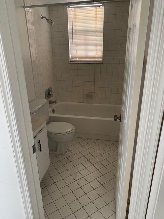 Building Photo - 4688 Oak Terrace Dr