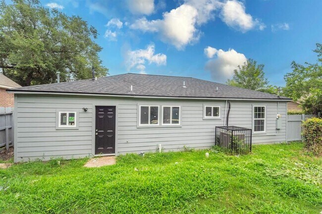 Building Photo - 4118 Groton Dr