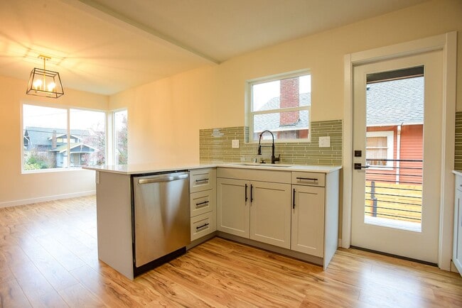 Building Photo - Beautiful 4 bedroom home in Ballard