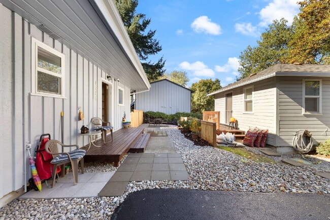 Building Photo - Updated 3 bedroom duplex