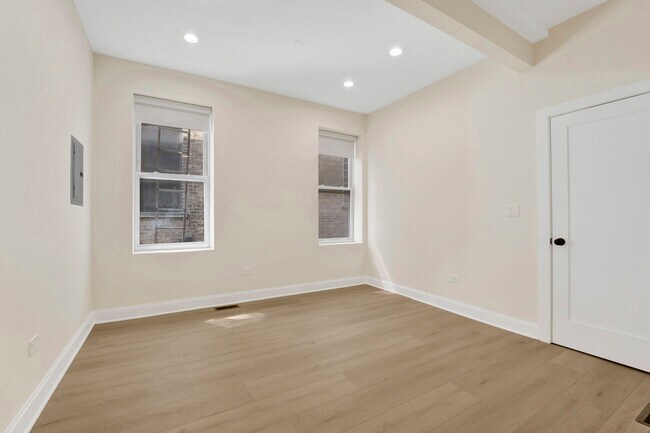 Building Photo - 2021 W Shakespeare Ave