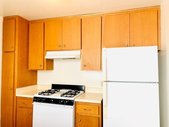 Building Photo - BEAUTIFUL 2BD/1BA CONDO IN CROWN POINT! W/ GARAGE & LAUNDRY! $3,595/mo