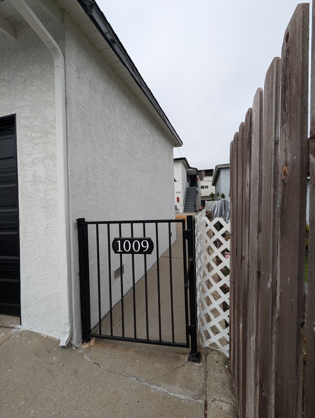 Building Photo - 1009 E Grand Ave