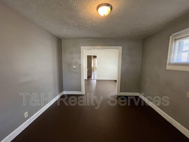Building Photo - 941 N Drexel Ave