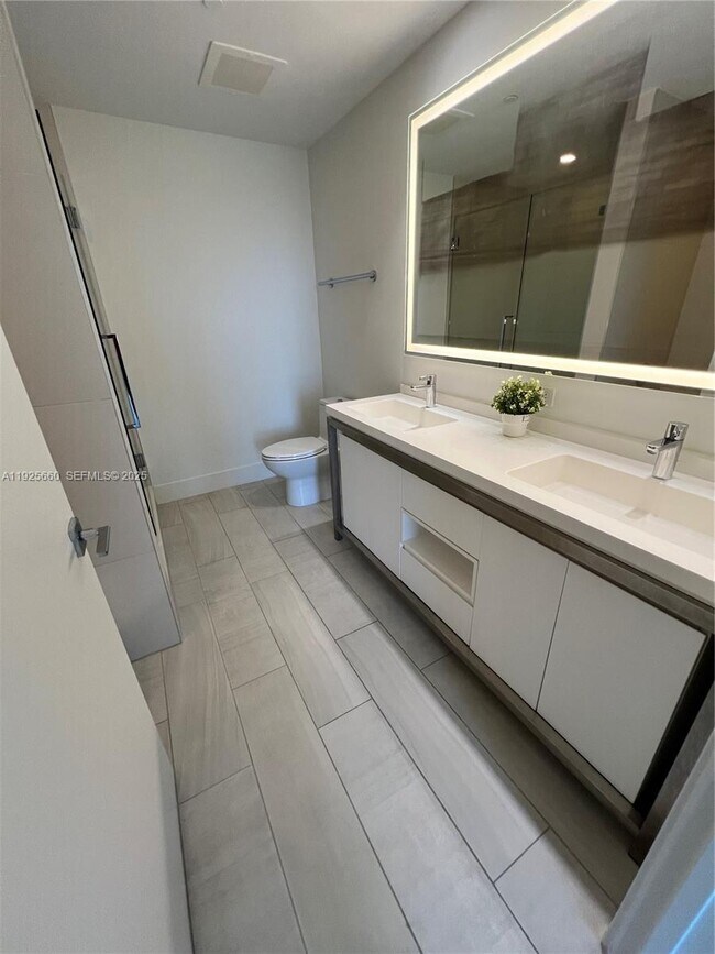 Building Photo - 2000 Metropica Wy