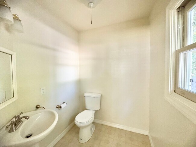 Building Photo - 548 W 4th Ave