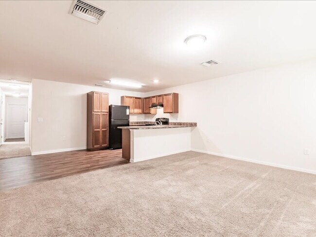 Building Photo - Your Season to Settle In – 3BR/2BA Duplex ...