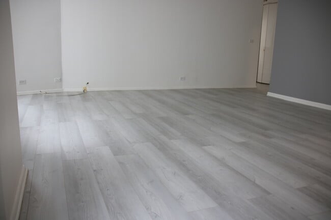 Building Photo - 5701 N Sheridan Rd