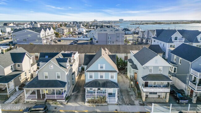 Building Photo - 6 Center St