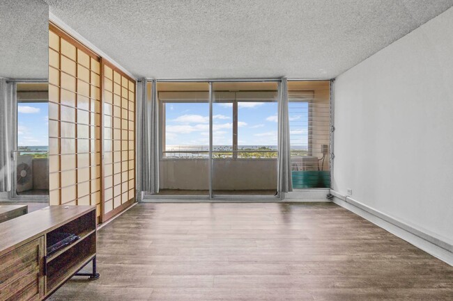 Building Photo - Waikiki condo with ocean views