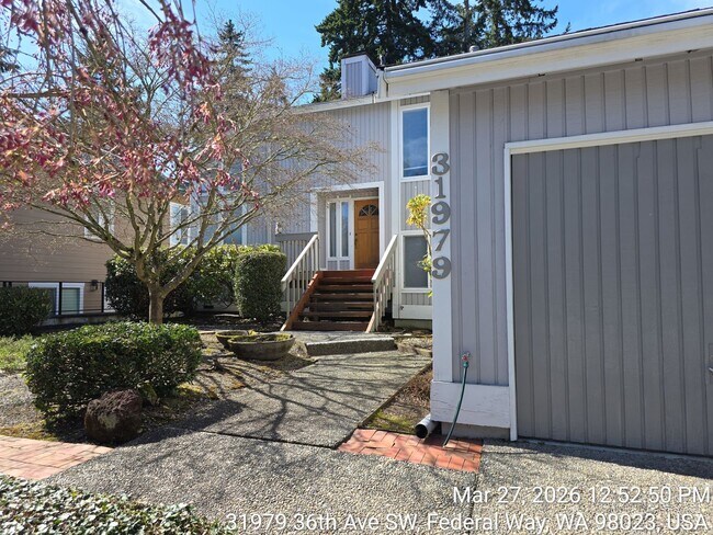 Building Photo - Twin Lakes life on a golf course - 4 bedroom 2.5 bathroom with 2 car garage - Move in now!