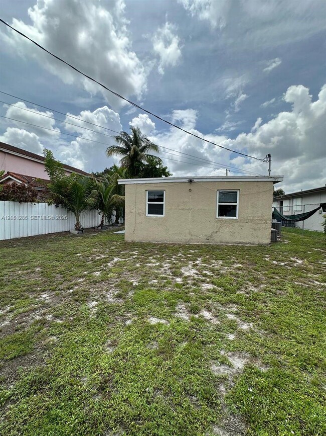 Building Photo - 728 SW 6th St