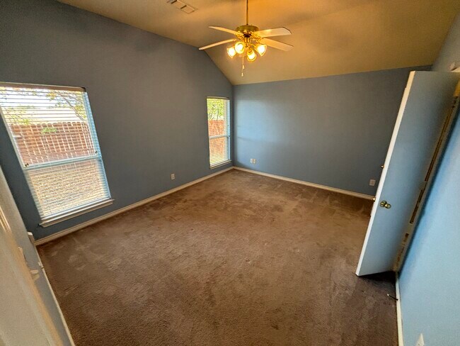 Building Photo - 3003 Lake Ridge Dr