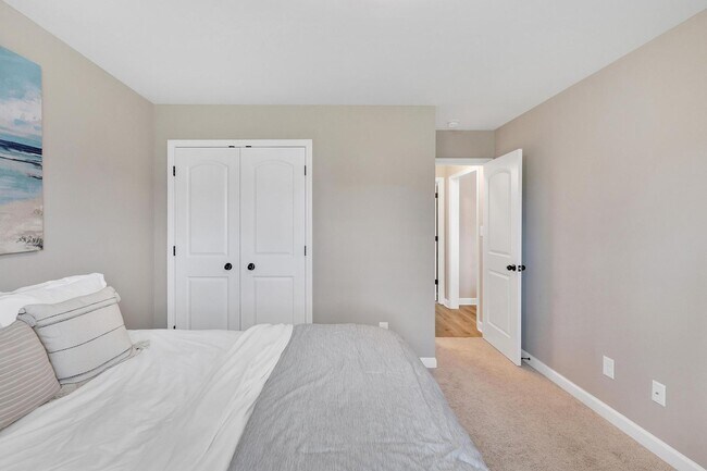 Building Photo - Bonus Room and Neighborhood POOL!