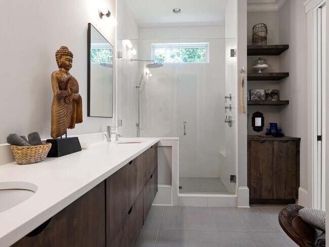 Building Photo - Spacious Elegance Awaits!