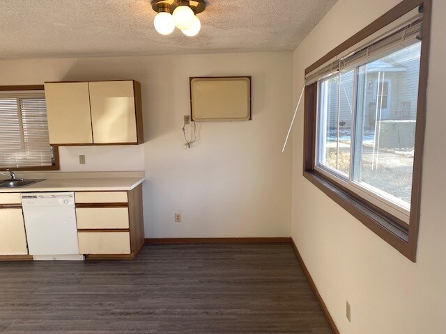 Kitchen - 920 9th Ave SE