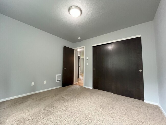 Building Photo - Charming SE Bungalow 3 Bed 2 Bathroom with Washer & Dryer