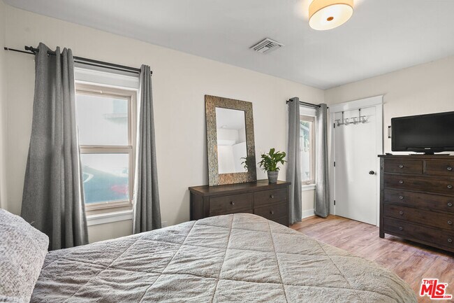 Building Photo - 1828 W 84th St