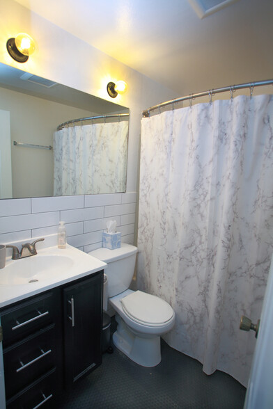 Building Photo - 4925 SE 71st Ave