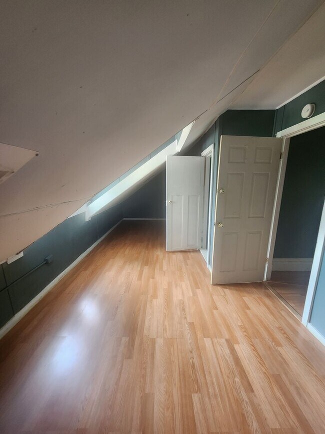 Building Photo - Huge 5 bed 2 bath home for rent