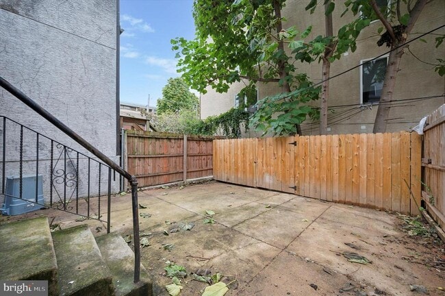 Building Photo - 1637 W Girard Ave