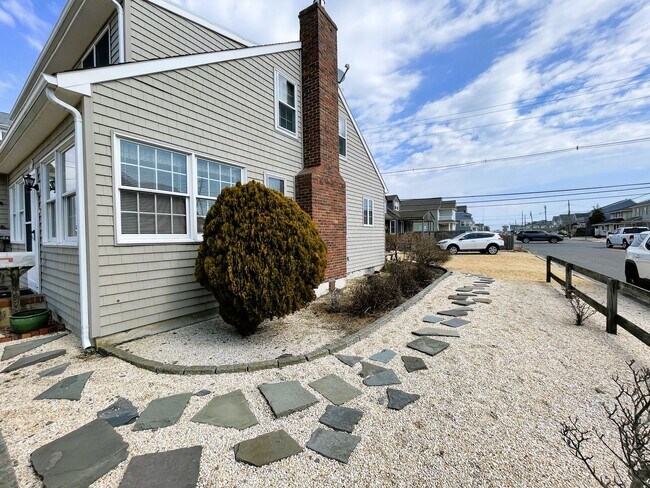 Building Photo - 5 Bed 2 Bath Annual Rental