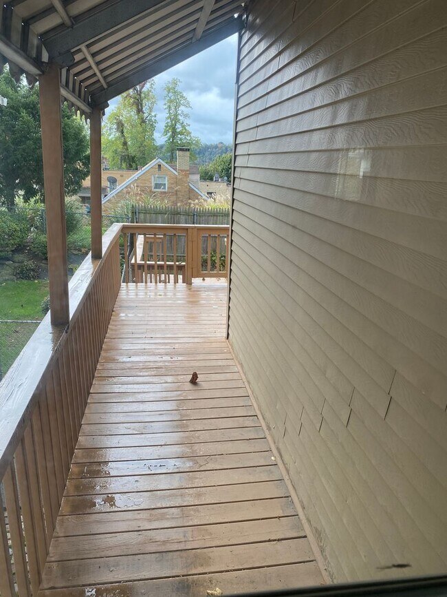 Building Photo - 2 Bedroom + Den, Updated Row House with Of...