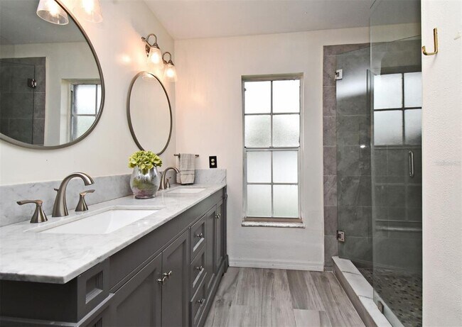 Building Photo - 302 Shadydale Ct