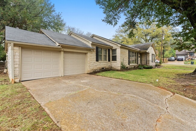 Building Photo - 901 N Azalea Dr