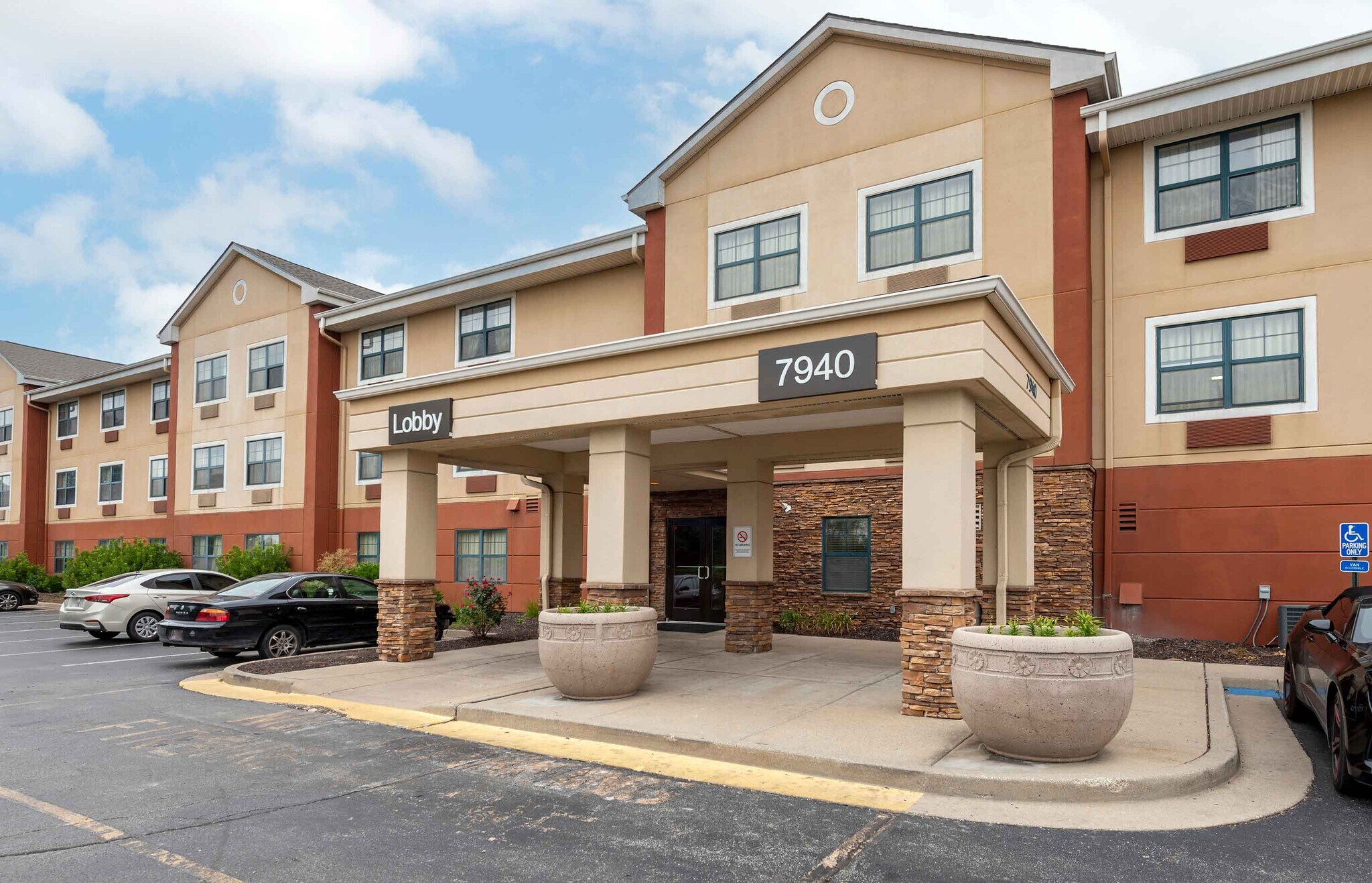Building Photo - Furnished Studio-Indianapolis - Castleton
