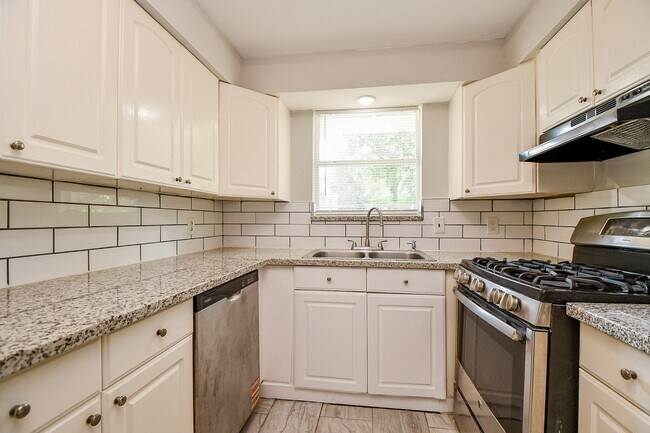 Building Photo - 5811 Greencraig Dr