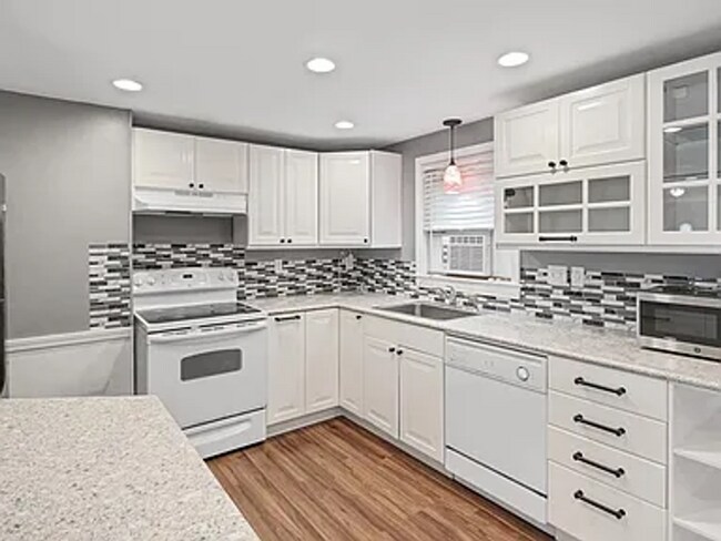 Building Photo - Welcome to this charming one-level ranch i...