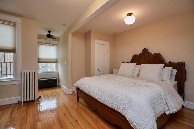 Building Photo - 3 level townhouse w 2br 2.5ba, parking spo...