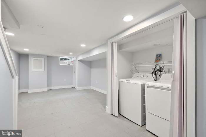 Building Photo - 2225 S Rosewood St