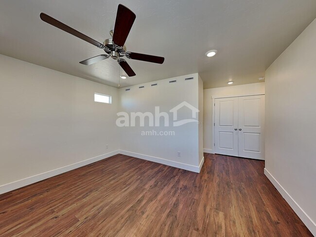 Building Photo - 1281 E Old Mesquite St