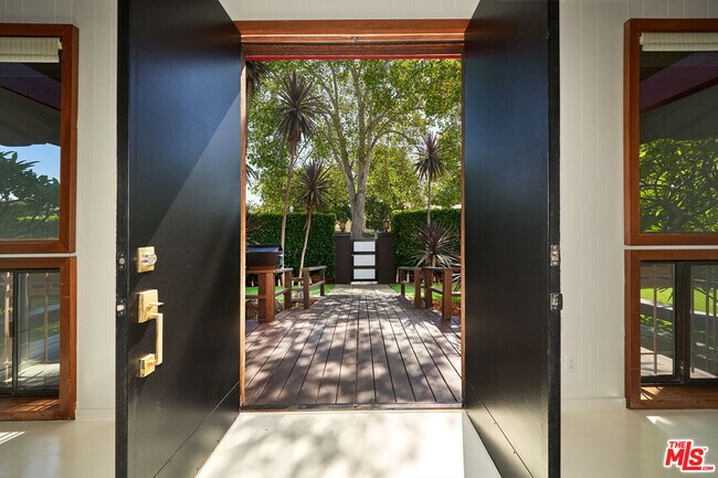 Building Photo - 201 S Larchmont Blvd