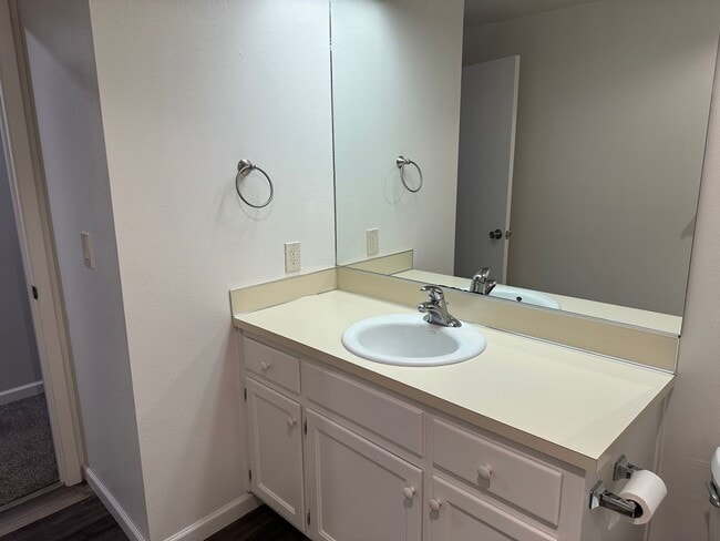 Building Photo - Updated 2 bedroom 2 bath duplex with garage!