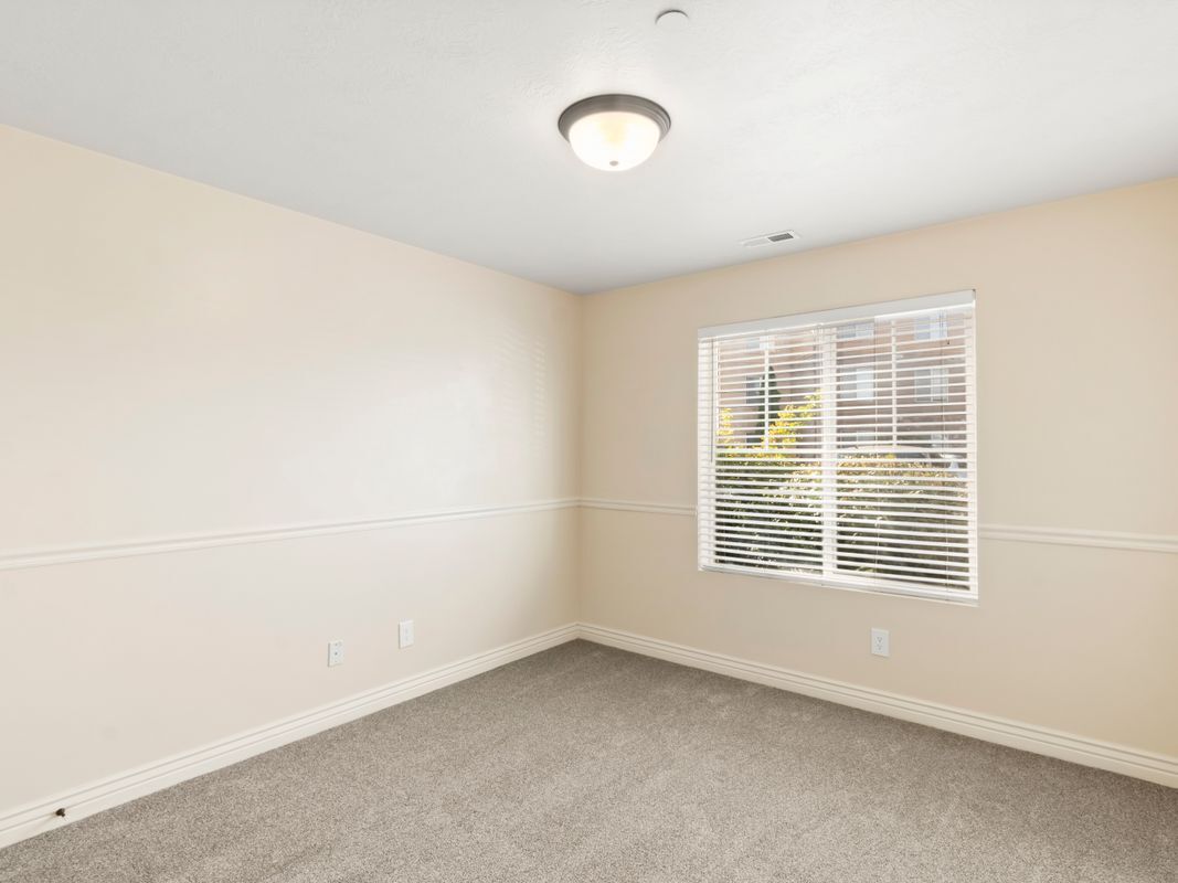 Building Photo - 986 W 270 S