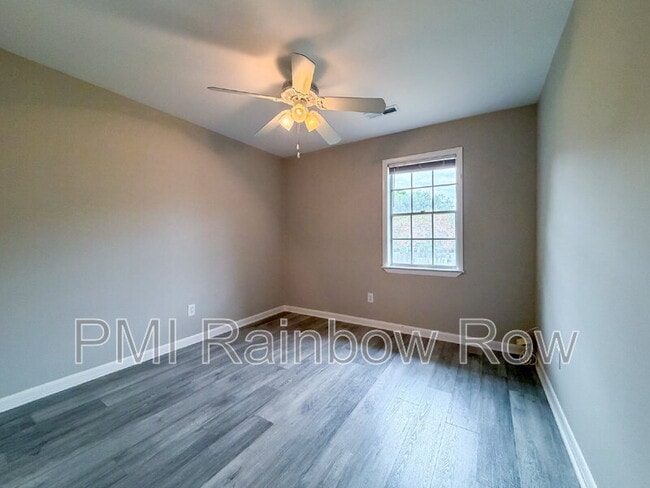 Building Photo - 425 Carriage Ln