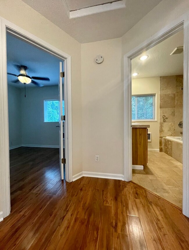 Building Photo - Spacious One Bedroom in Quiet 5 Plex with ...